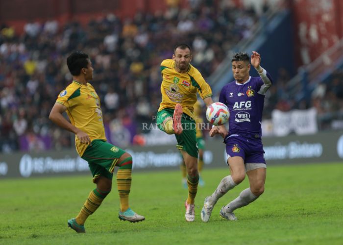 Skuad Persik Kediri saat menjamu Persebaya Surabaya di Stadion Brawijaya.