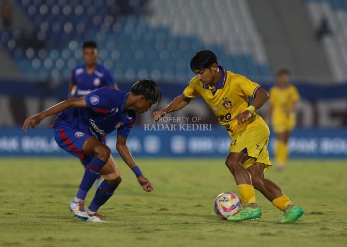 Riyatno Abiyoso berusaha melewati pemain Arema FC.