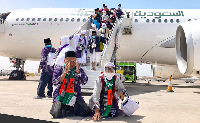 Sejumlah jemaah langsung sujud syukur setelah pesawat yang mereka tumpangi mendarat di bandara Prince Amir Mahmud bin Abdul Aziz Madinah.