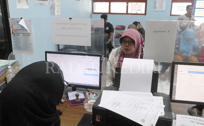 Warga mengantre untuk bisa mencetak DTKS di loket pelayanan Dinas Sosial Kota Kediri