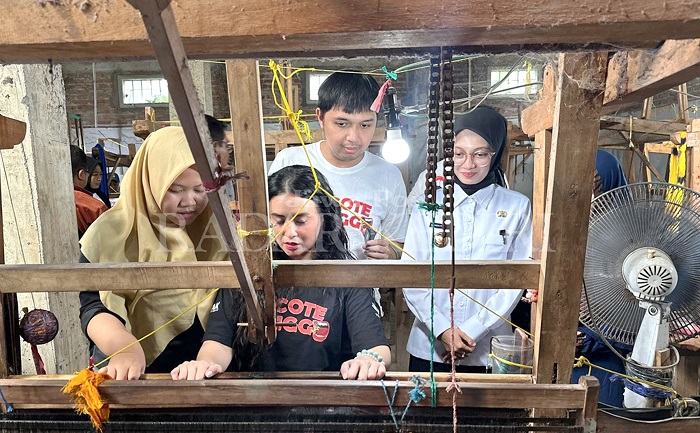 Cast film Cocote Tonggo menyaksikan proses pembuatan tenun ikat di Kelurahan Bandarkidul, Mojoroto bersama Wali Kota Kediri Vinanda Prameswati (14/5).