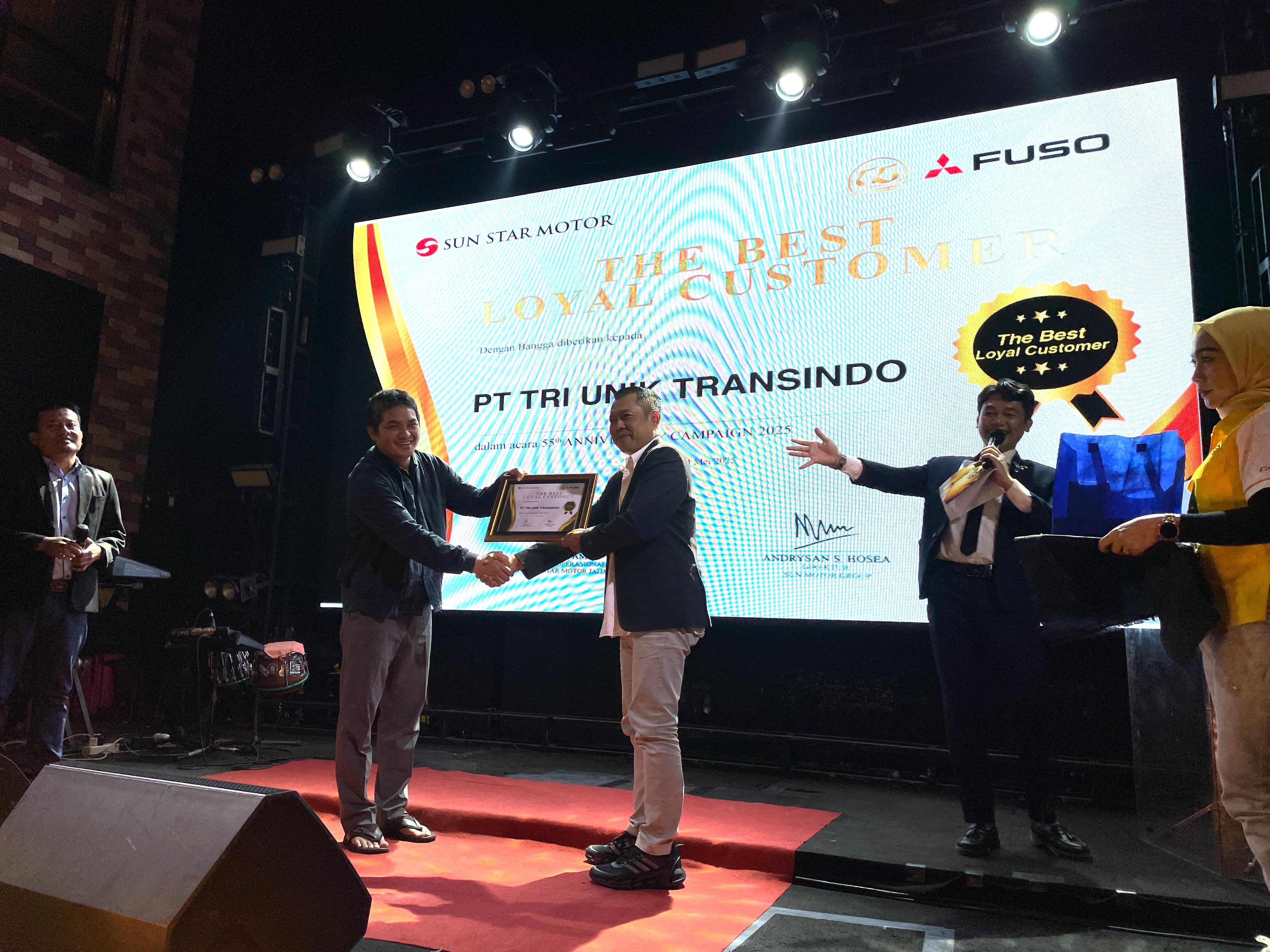 TERBAIK : Branch Manager PT Sun Star Motor Kediri memyerahkan penghargaan