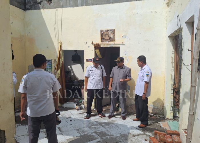 SIDAK: Anggota Komisi IV DPRD Kabupaten Kediri Sulistyo Budi mengecek rumah korban bencana di Purwoasri.