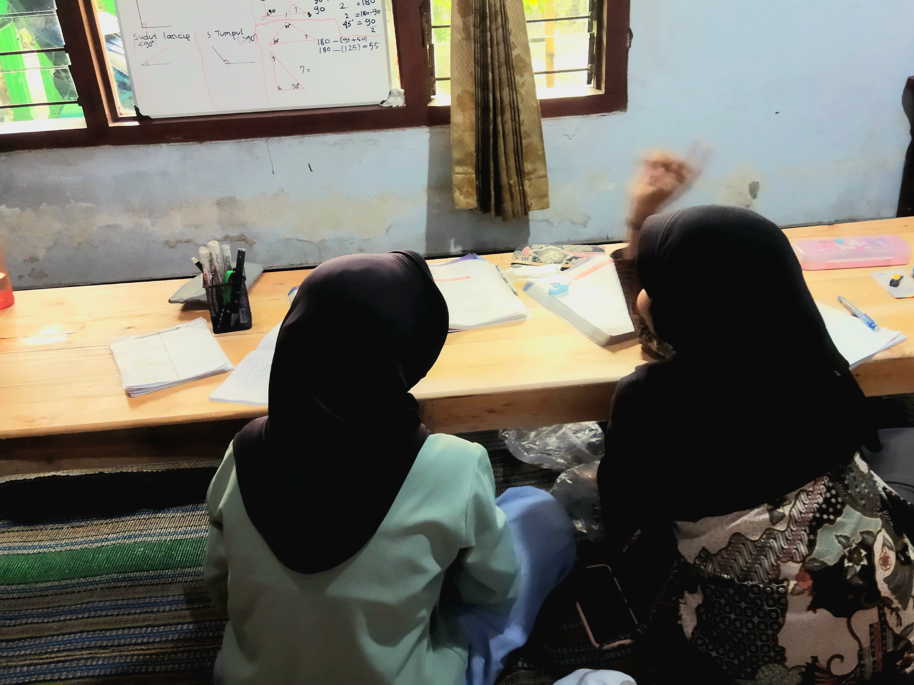 Kegiatan belajar di bimbel Brainwave Academy