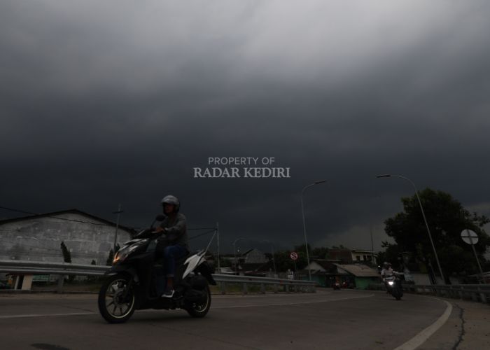 Cuaca mendung gelap di Kediri.
