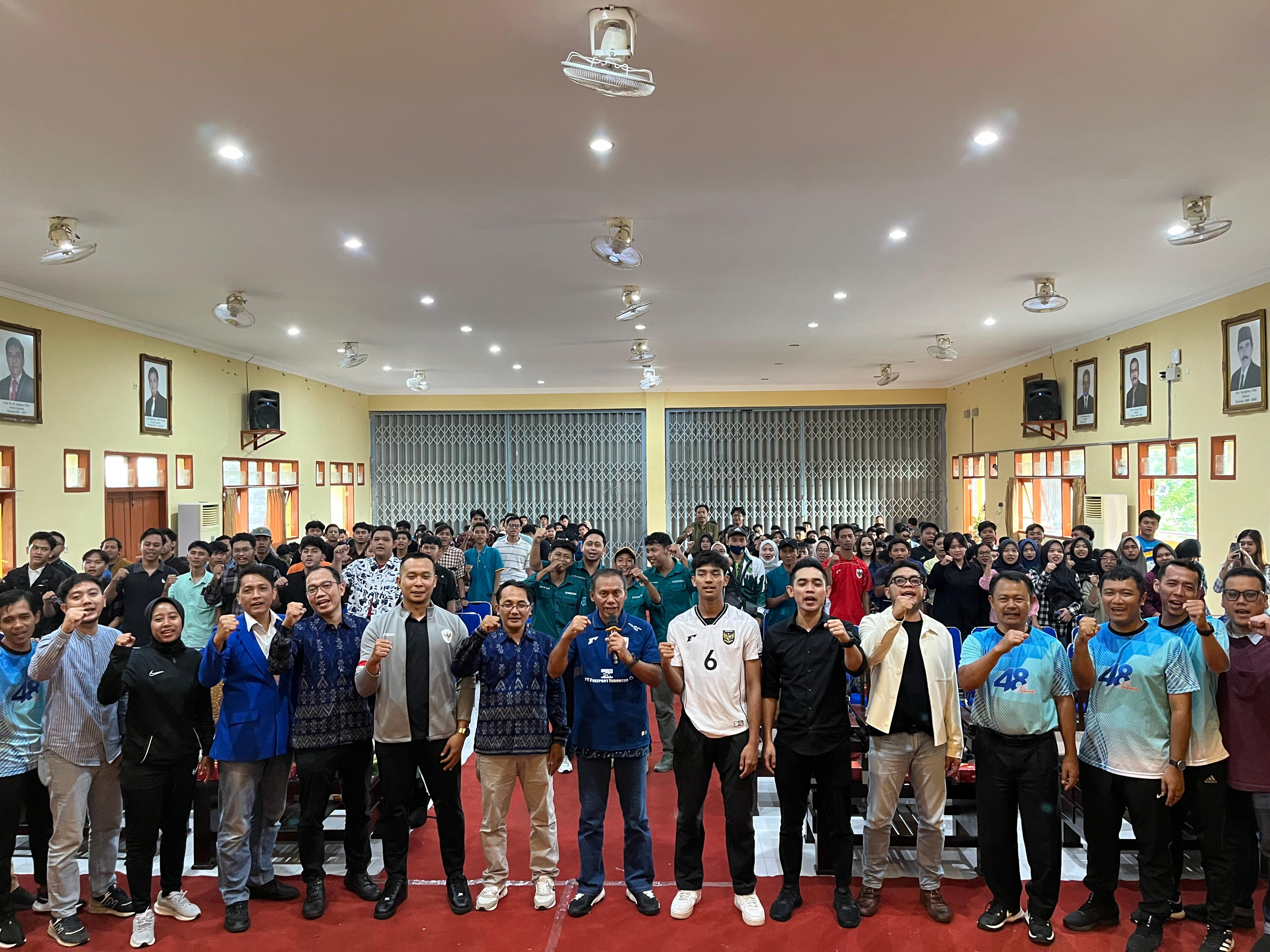 Pelatih Fisik Timnas Sepak Bola Senior dan U-17, Sofie Imam Faizal, S.Pd., M.Or., (kiri) dan bintang muda Timnas U-17 Evandra Florasta (tengah) saat menjawab pertanyaan seminar.