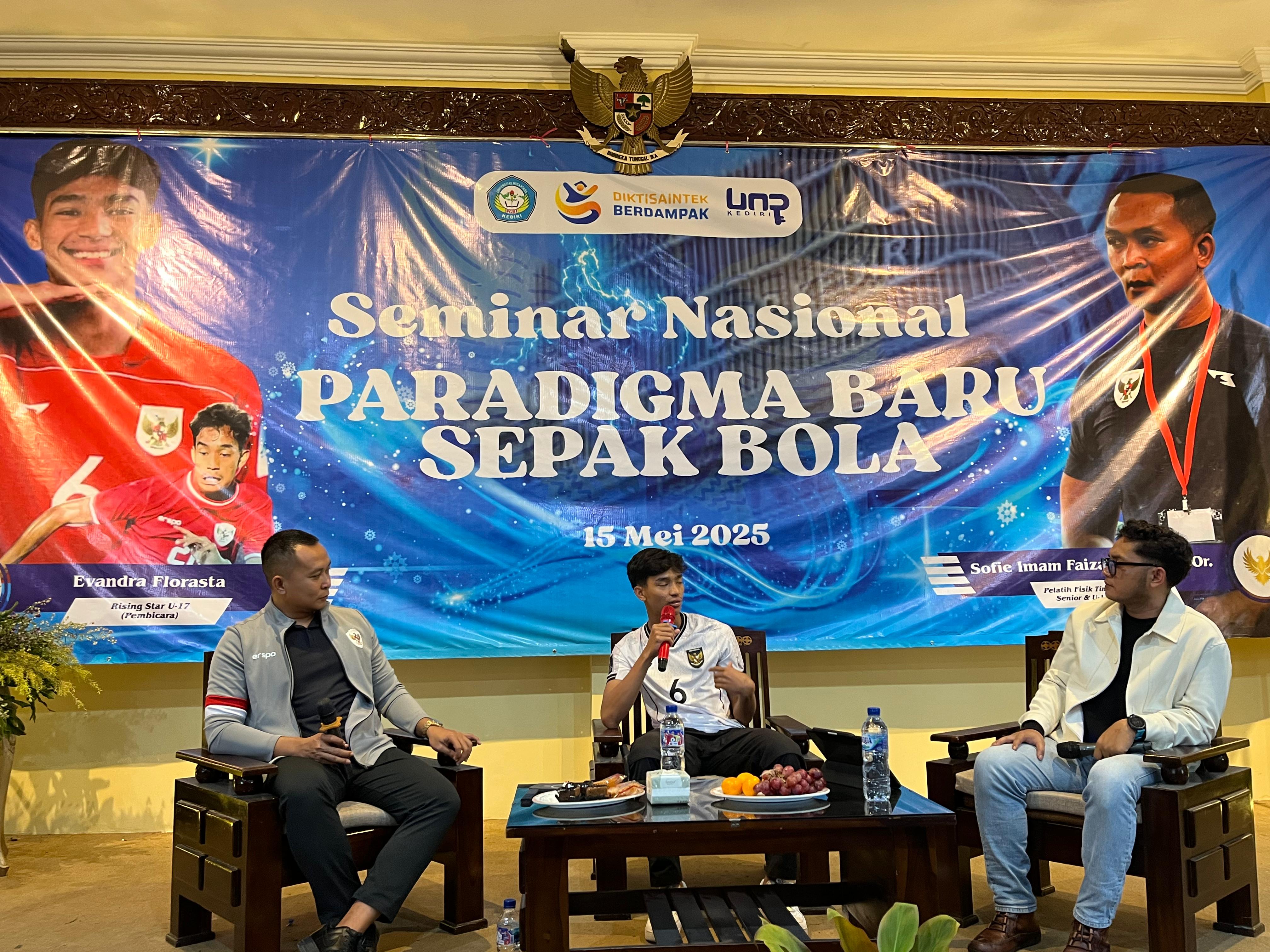 Pelatih Fisik Timnas Sepak Bola Senior dan U-17, Sofie Imam Faizal, S.Pd., M.Or., (kiri) dan bintang muda Timnas U-17 Evandra Florasta (tengah) saat menjawab pertanyaan seminar.