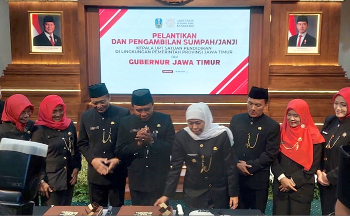 Gubernur Jatim Khofifah Indar Parawansa memberikan kue ulang tahun kepada Kepala SMKN 3 Kediri Salam Supriyanto.