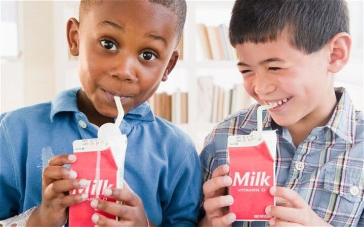 Sering Minum Pakai Sedotan? Waspadai Risiko Kulit Cepat Keriput