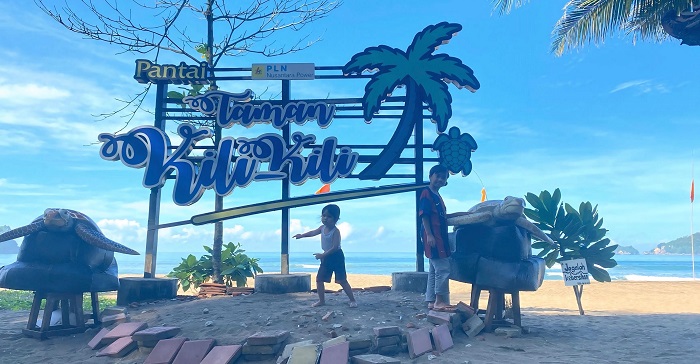 Taman Kili-Kili terletak di Desa Wonocoyo, Kecamatan Panggul, Trenggalek.
