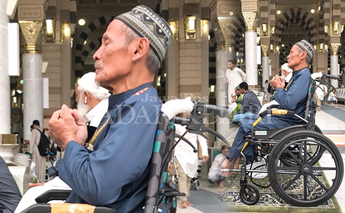 Kusnani, jemaah haji berkursi roda asal Desa Kwadungan, Ngasem berdoa di Masjid Nabawi usai salat Jumat kemarin.