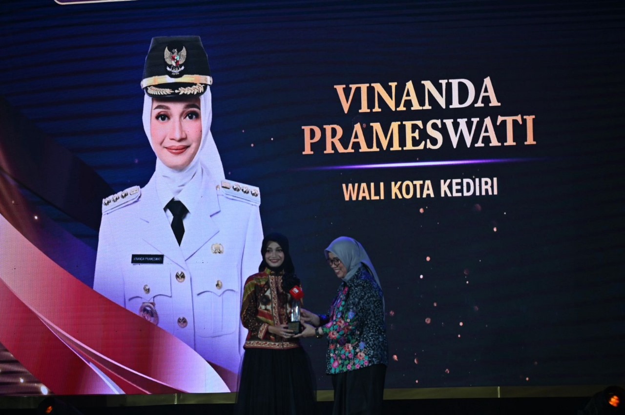 Wali Kota Kediri Vinanda Prameswati menerima penghargaan sebagai Outstanding Young Public Leader of the Year di ajang Leading Women Award 2025 di Jakarta&nbsp;(15/05).