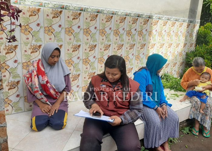 GROUNDCHECKING DTSEN: Petugas pendamping Program Keluarga Harapan (PKH) menemui masyarakat dalam proses verifikasi data anomali.&nbsp;