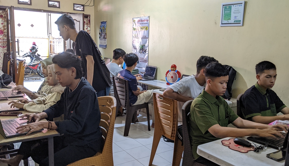 Peserta Magang GM Academy sedang praktik langsung mengelola kampanye digital (Dok. GM Academy)