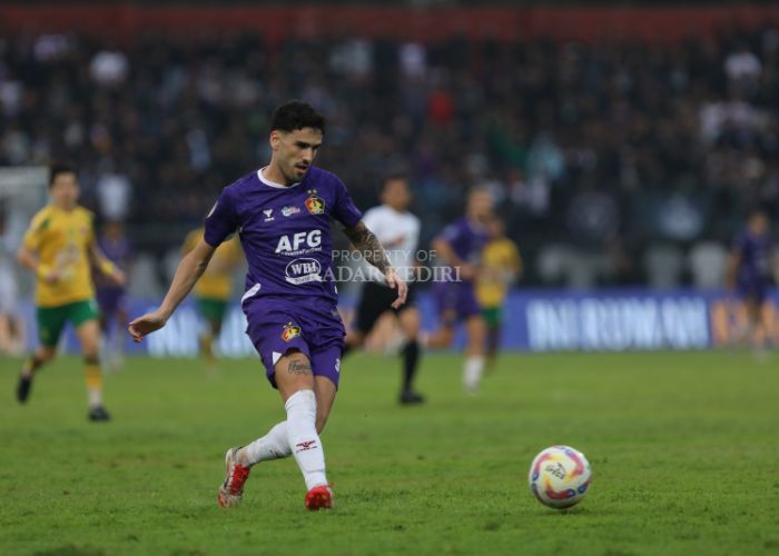 Bek Persik Kediri Francisco Carneiro absen saat lawan Semen Padang FC.