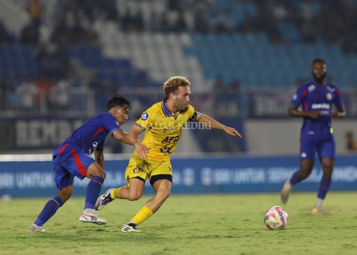 Kapten Persik Kediri Ze Valente saat kontra Arema FC.
