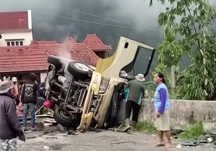 Innalillahi! Diduga Rem Blong, Mobil Elf Terjun di Jalur Ekstrem Tawangmangu, 5 Orang Meninggal Dunia.