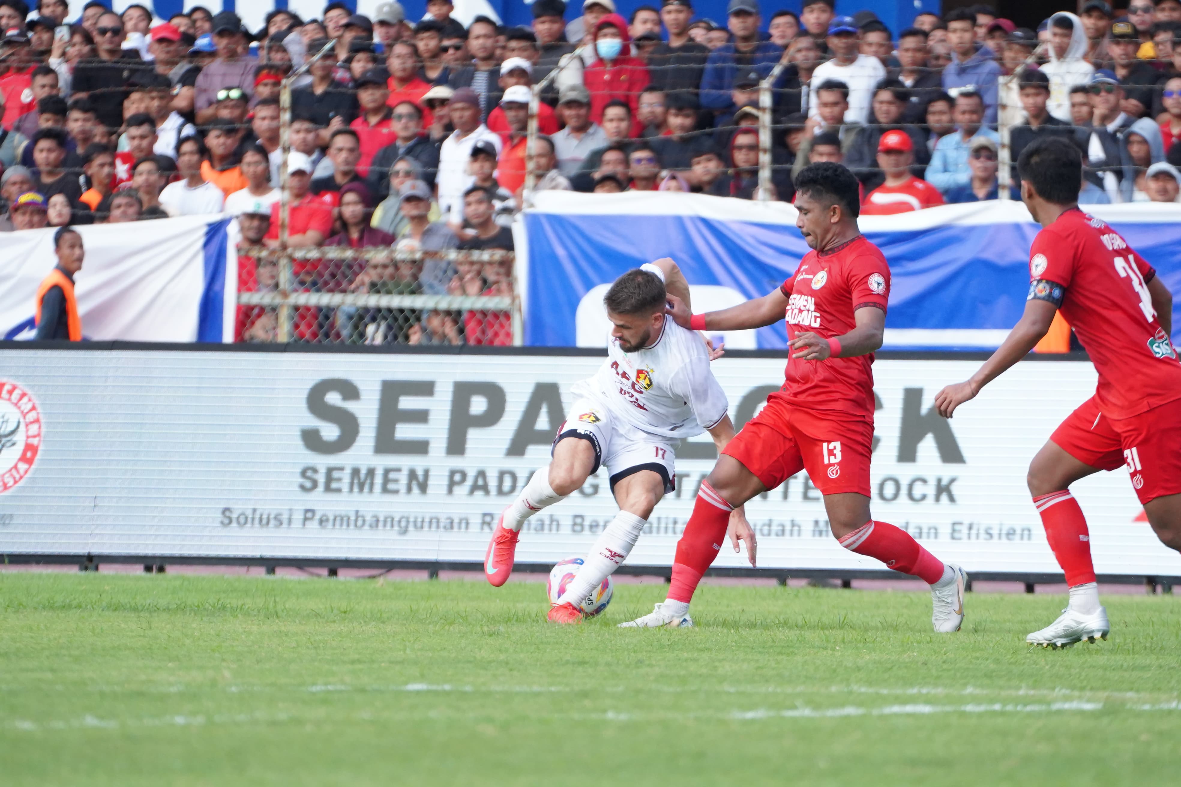 Majed Osman berhadapan dengan pemain Semen Padang.