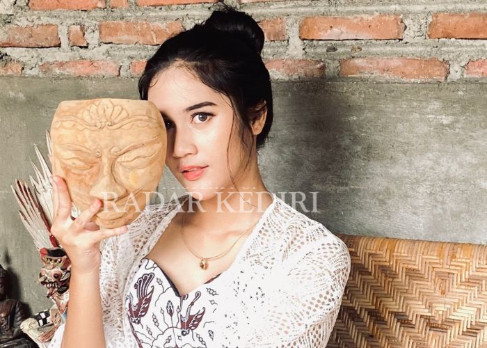 BERBAKAT: Jasmine saat sesi pengambilan gambar sambil memegang topeng.