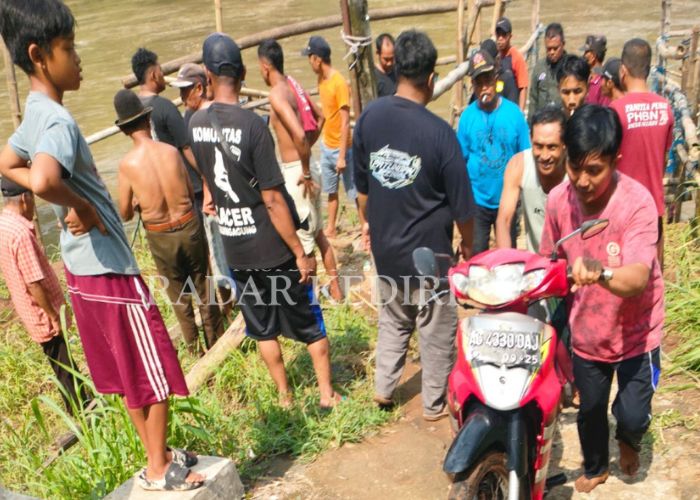 GEMPAR: Warga ramai saat berada di lokasi kejadian.
