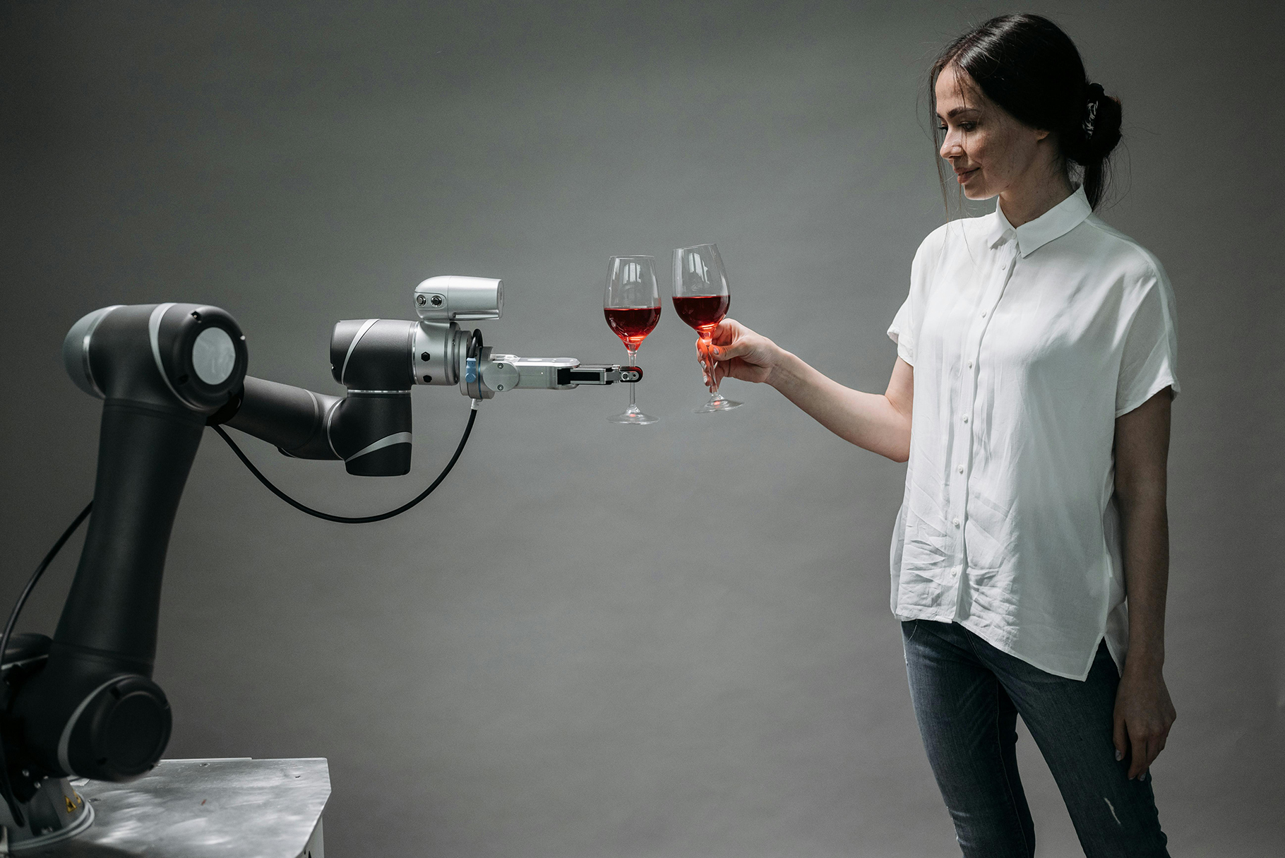Ilustrasi robot yang digerakkan dengan teknologi AI berinteraksi dengan manusia.