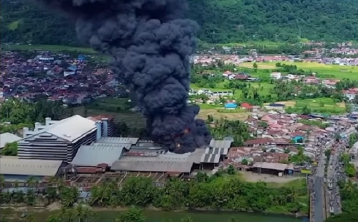 Asap Tebal Selimuti Langit Sumut, Kebakaran Besar Landa Pabrik Karet di Padang! Begini&nbsp;Kronologinya