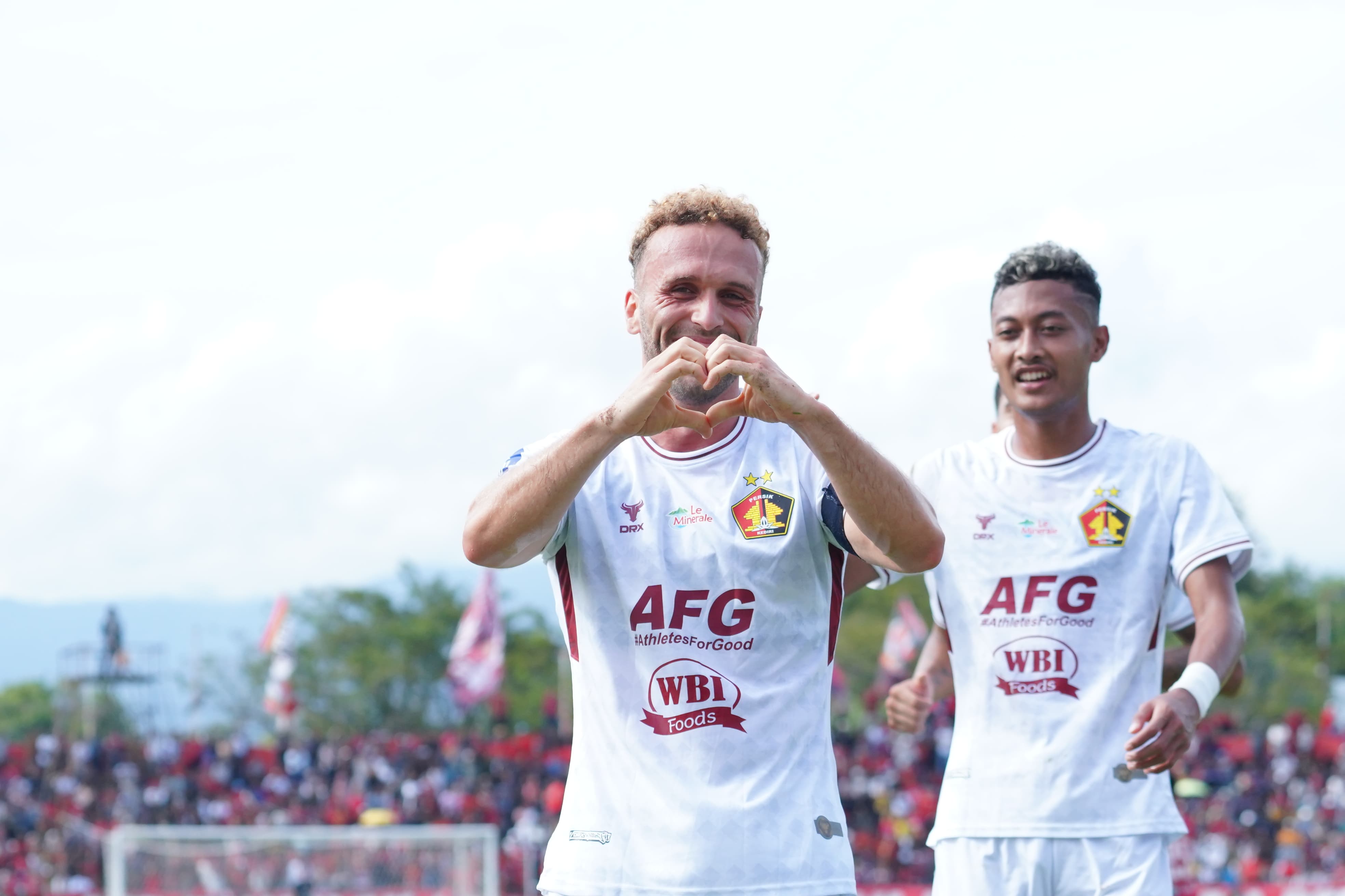 Ze Valente merayakan gol ke gawang Semen Padang FC.