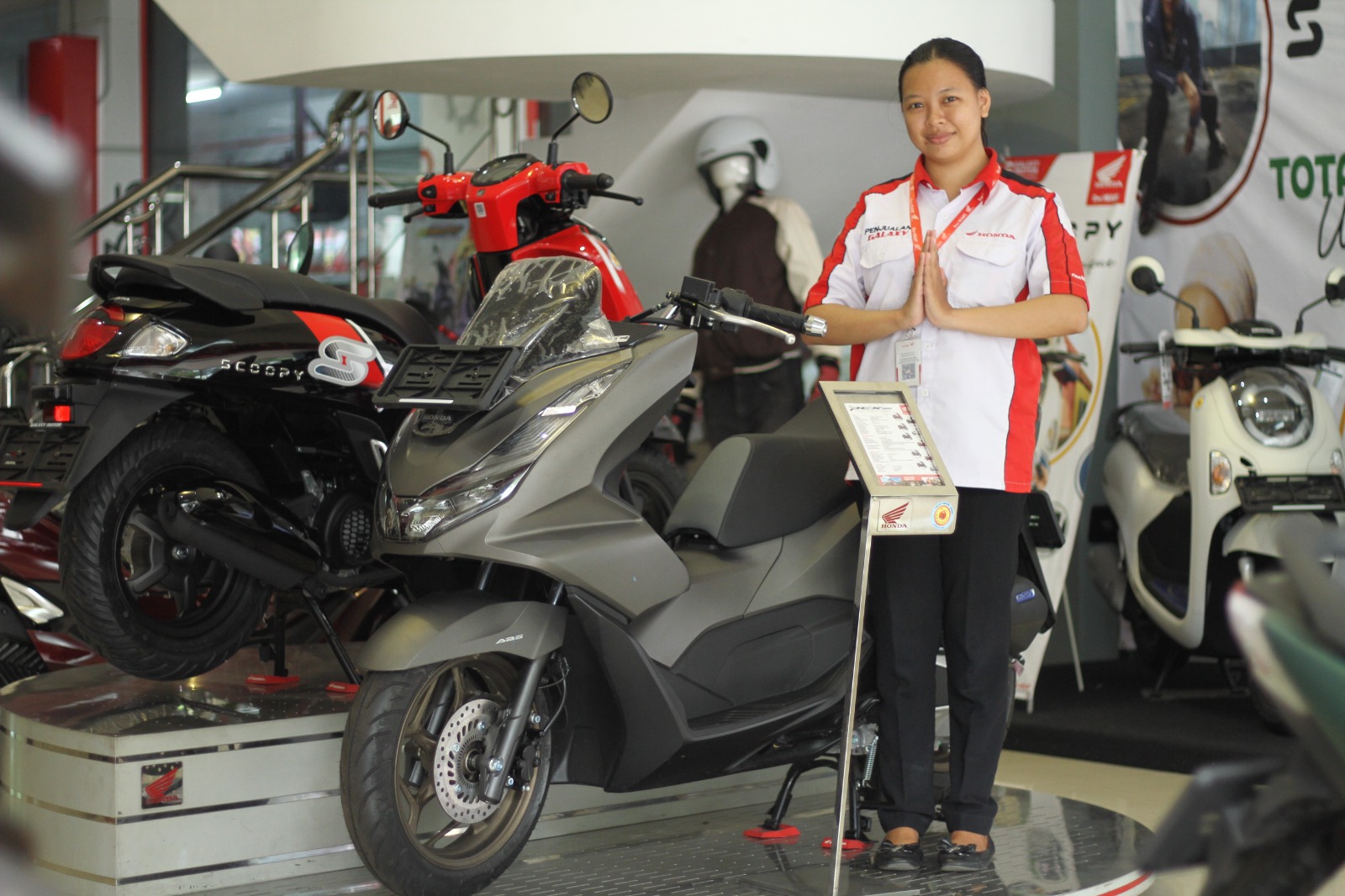 Unit Honda PCX di Diler Galaxy Motor Kota Kediri.