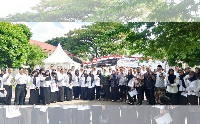 Tenaga honorer Dinas Pendidikan Kota Kediri berfoto sebelum mengikuti tes calon PPPK tahap II di Wisma Haji Madiun (17/5).