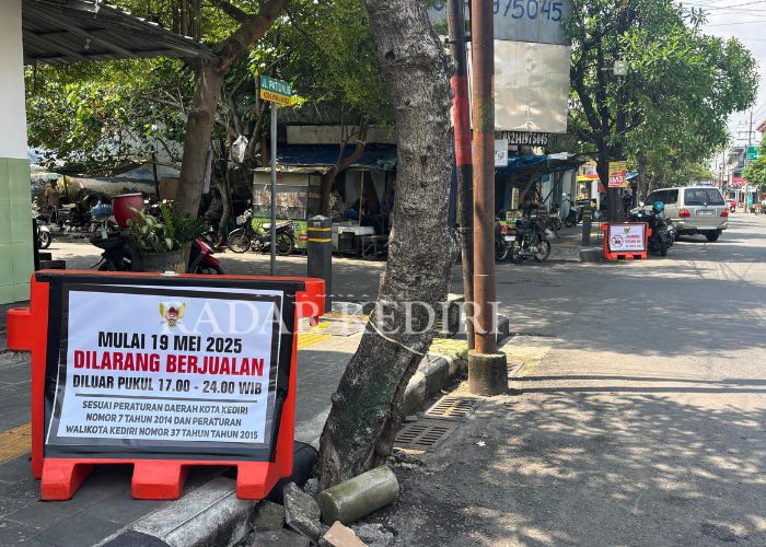 LARANGAN BERJUALAN: Pemkot Kediri memasang peringatan agar PKL tidak berjualan mulai Minggu (18/5).