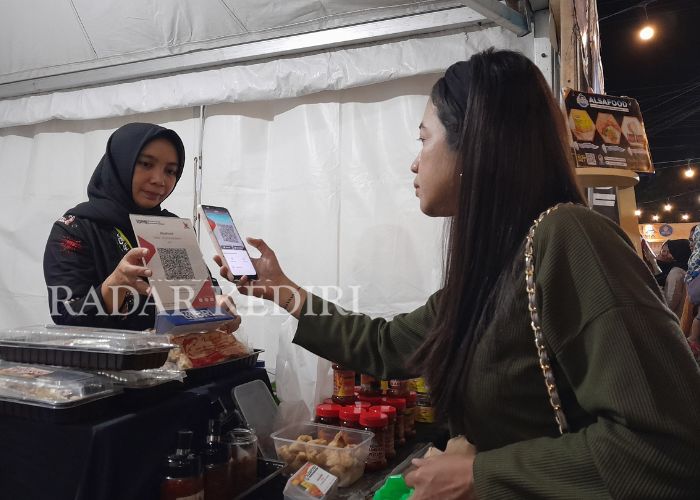 MELONJAK: Waga Kota Kediri sedang transaksi QRIS saat Bazar di balai Kota Kediri.