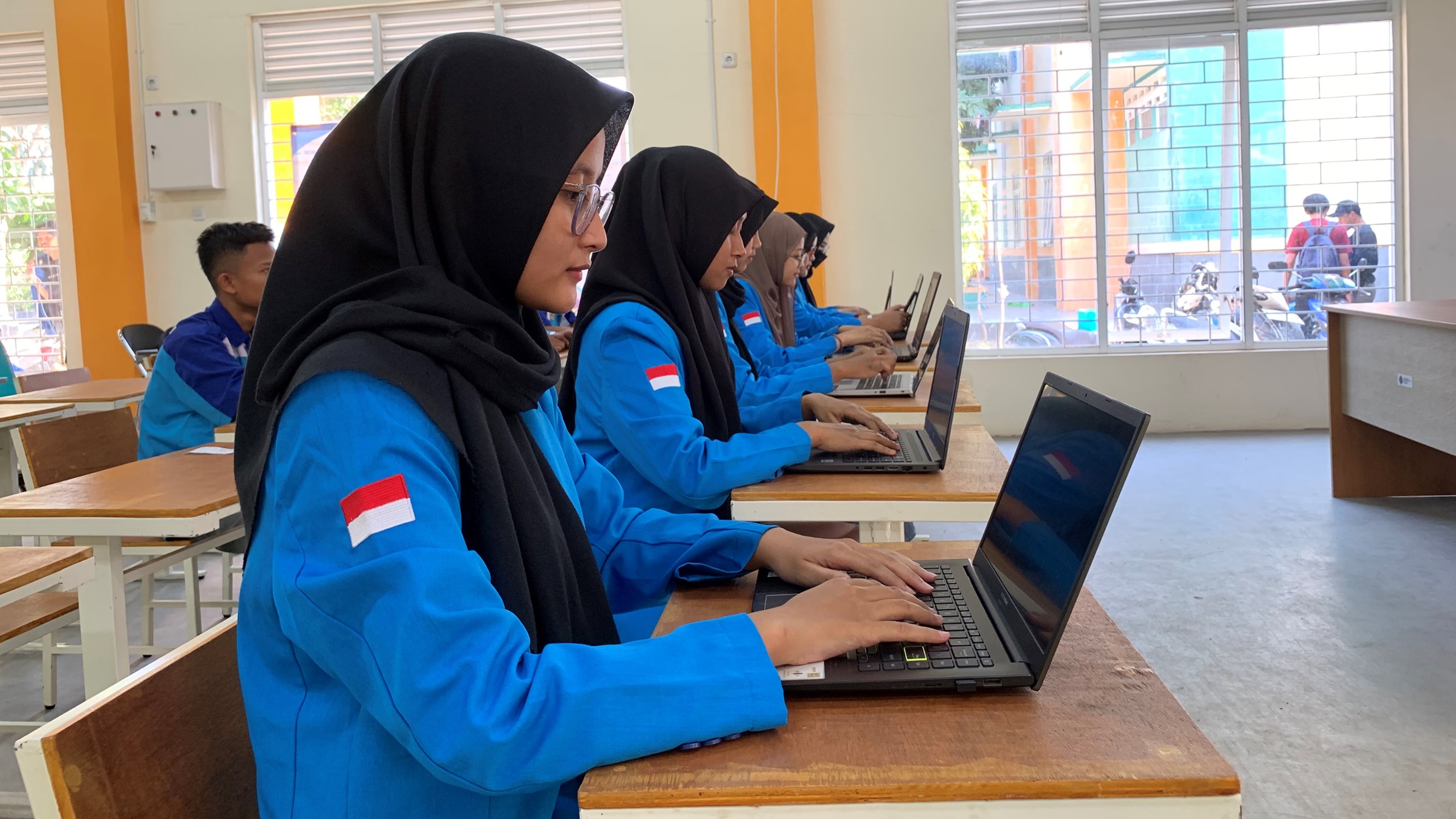 Peserta magang Griya Marketer Academy dari Politeknik Negeri Jember mengelola konten media sosial dan menganalisis data performa kampanye digital secara kolaboratif.