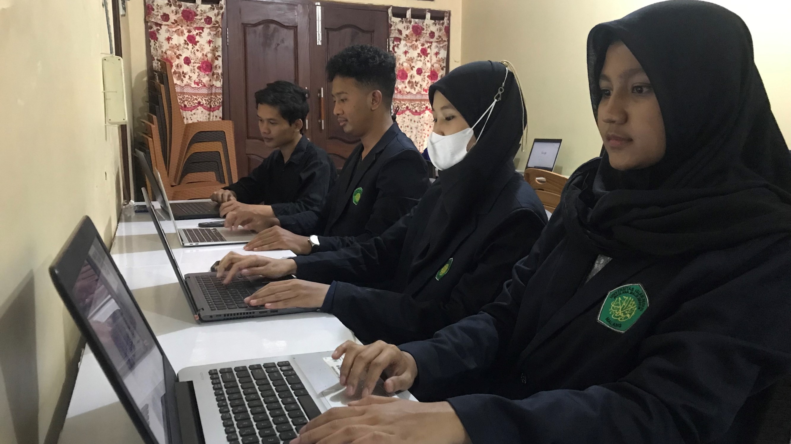 Peserta magang Griya Marketer Academy jurusan Informatika UIN Maulana Malik Ibrahim Malang sedang mengelola konten media sosial dan menganalisis data performa kampanye digital secara kolaboratif.