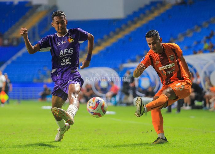 Persik Kediri kontra Borneo FC Samarinda.
