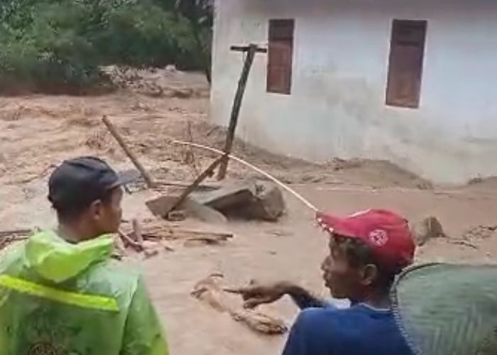 BANJIR LAGI: Warga Desa Blimbing, Mojo mengamati sungai Bruni yang sempat meluap setelah diguyur hujan.