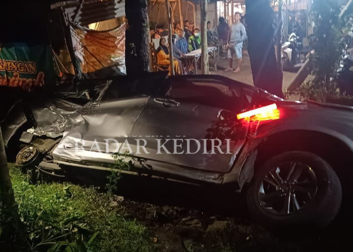 RINGSEK: Mobil Daihatsu Xenia mengalami rusak parah usai diseruduk bus pariwisata di Jalan Papar Kabupaten Kediri.