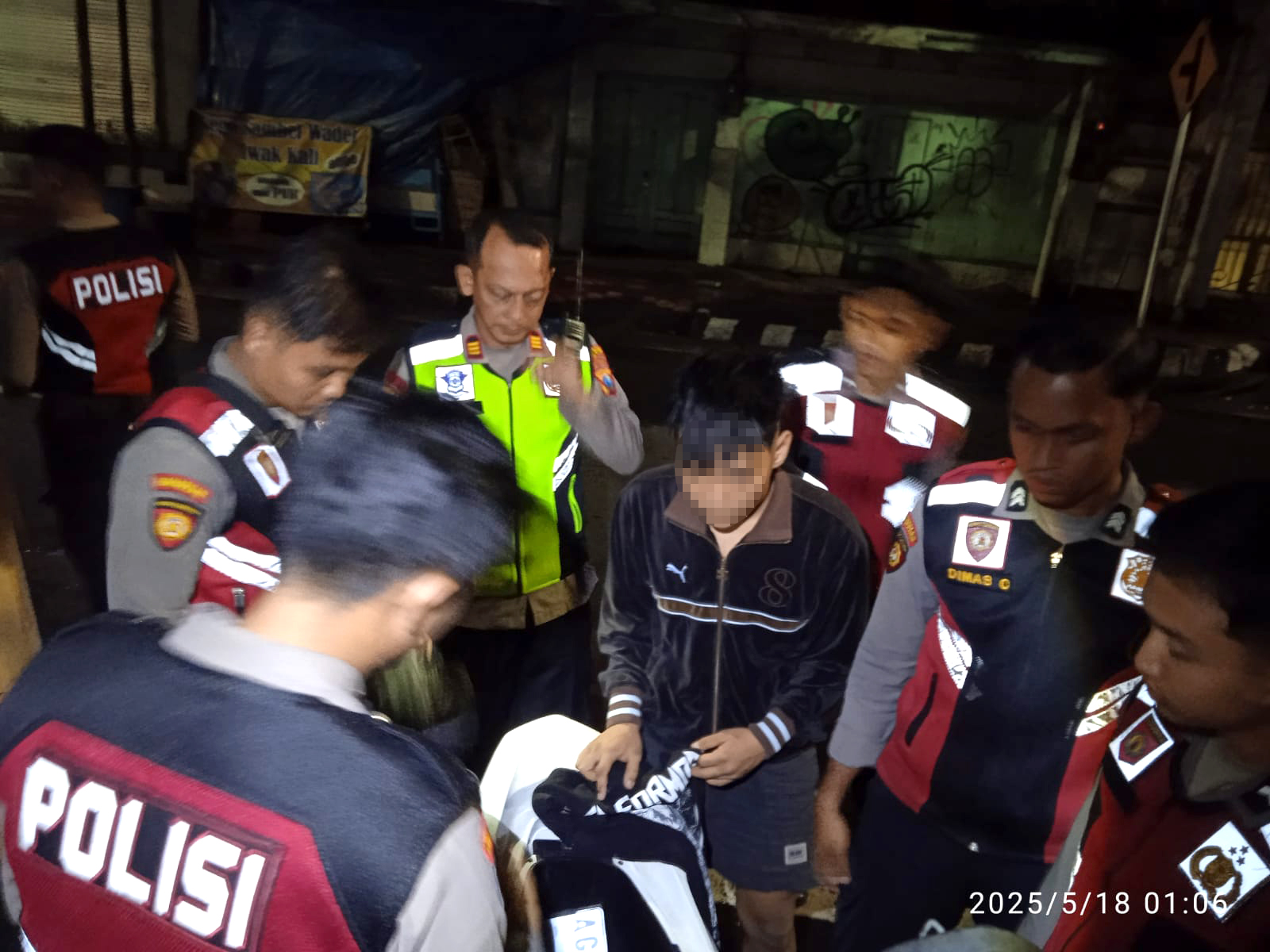 Petugas melalukan penggeledahan usai tawuran.