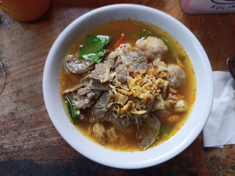 Bakso dengan toping paru