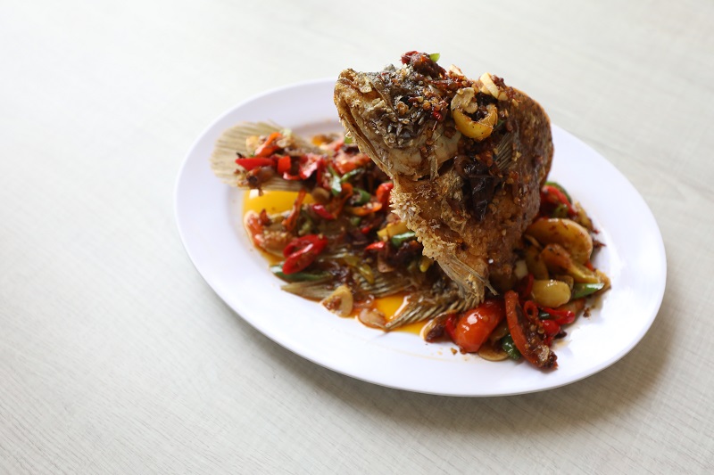 Hidangan gurame dengan sambal bledek