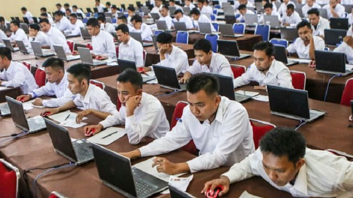 Gambaran tenaga honorer sedang mengerjakan tes PPPK.