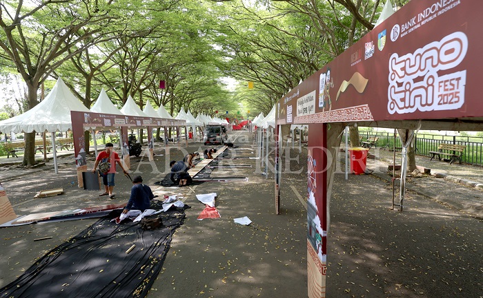 Puluhan stan di Festival Kuno-Kini dipasangi fascia untuk menarik minat pengunjung.