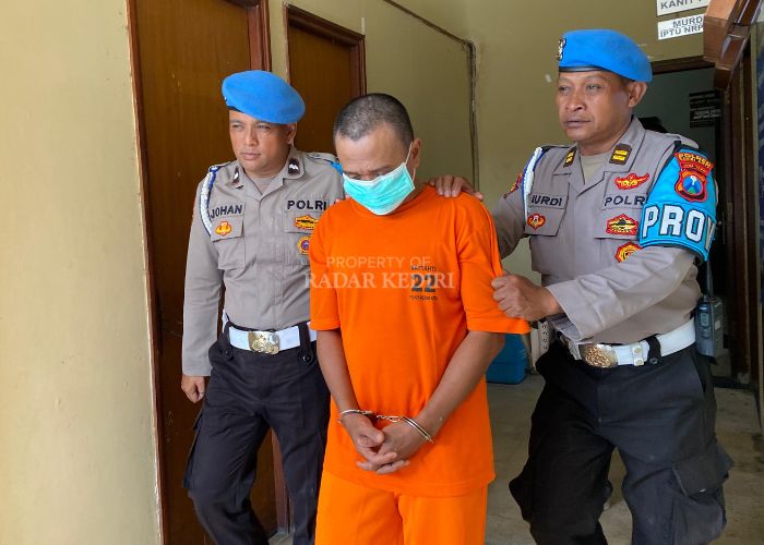 Polisi menggelandang Edar Karunia, 48, tersangka kasus curanmor di Kota Kediri. Edar merupakan residivis perkara serupa.