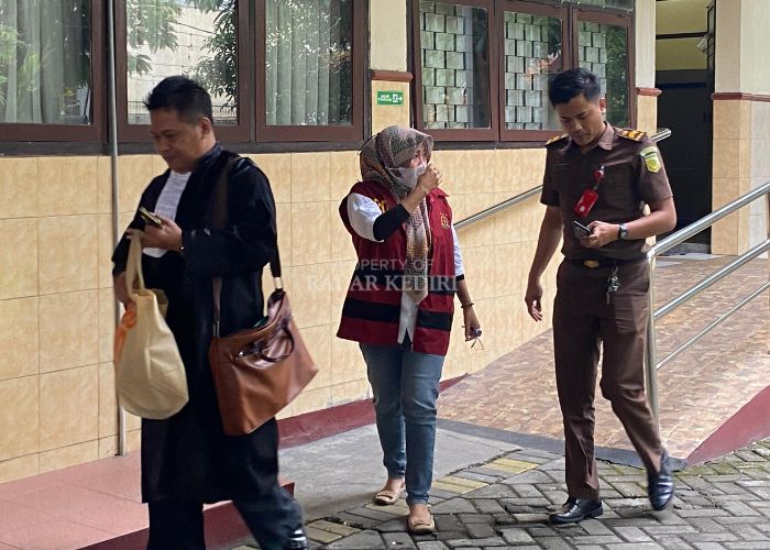 Anik Fatul Fauziah, 44, keluar ruangan usai menjalani persidangan di PN Kabupaten Kediri.