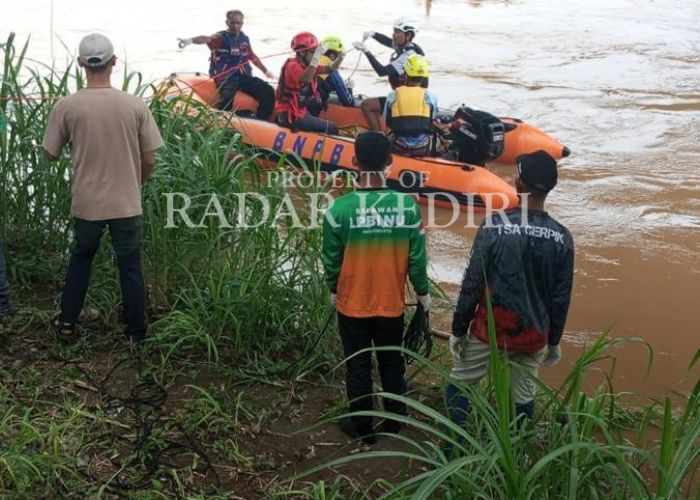 EVAKUASI: Tim BPBD membawa jasad Karmuji ke tepi sungai.