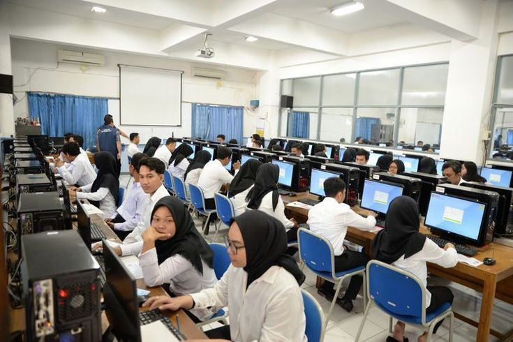 Gambaran tenaga honorer sedang mengerjakan tes.