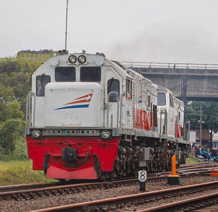 Kereta api Kahuripan relasi Blitar-Kiaracondong.