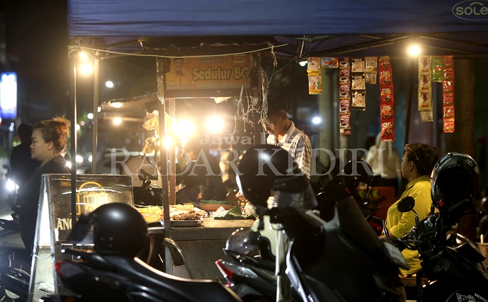 Sejumlah lapak angkringan yang berjualan di Jl Pattimura usai didatangi tim gabungan Pemkot Kediri pada Rabu (21/5) malam. Sedikitnya ada lima PKL yang terang-terangan menolak mematuhi aturan.