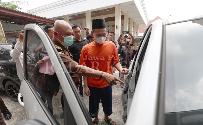 Rochmat Tri Hartanto (baju oranye) menunjukkan barang bukti mobil Suzuki Ertiga yang merupakan milik Uswatun Hasanah, 30, kekasihnya, yang dibunuh dan dimutilasi pada Januari lalu.