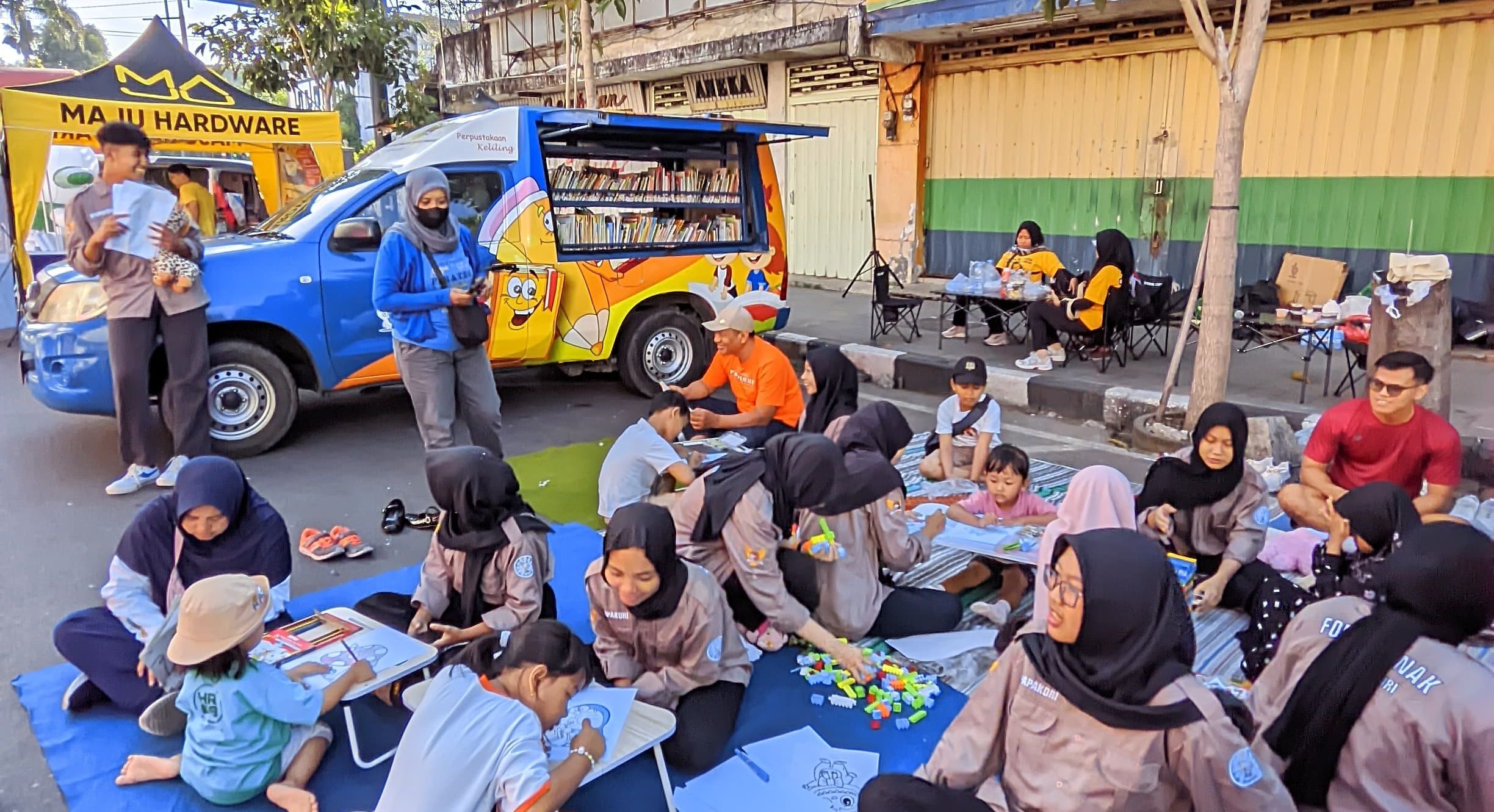 Foto : Kegiatan membaca bersama di CFD Jalan Dhoho ( Perpustakaan Kediri untuk JPRK )