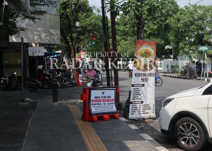 LARANGAN PKL: Pemkot Kediri memasang banner peringatan untuk tidak berjualan di trotoar dan di tepi jalan.